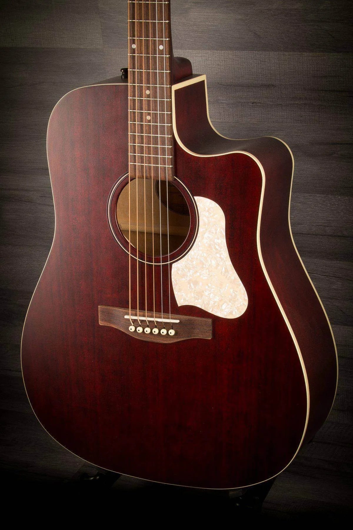 Art & Lutherie Americana Tennessee Red CW QIT