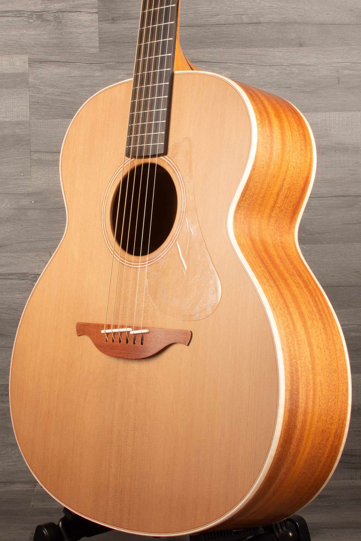 Lowden O-22 Acoustic Guitar - Premium Sound and Craftsmanship
