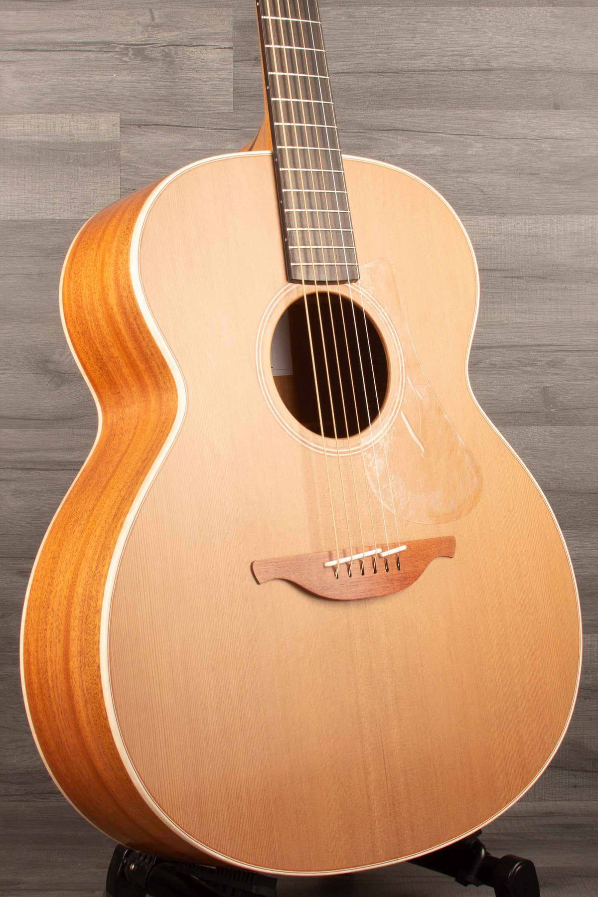 Lowden O-22 Acoustic Guitar - Premium Sound and Craftsmanship