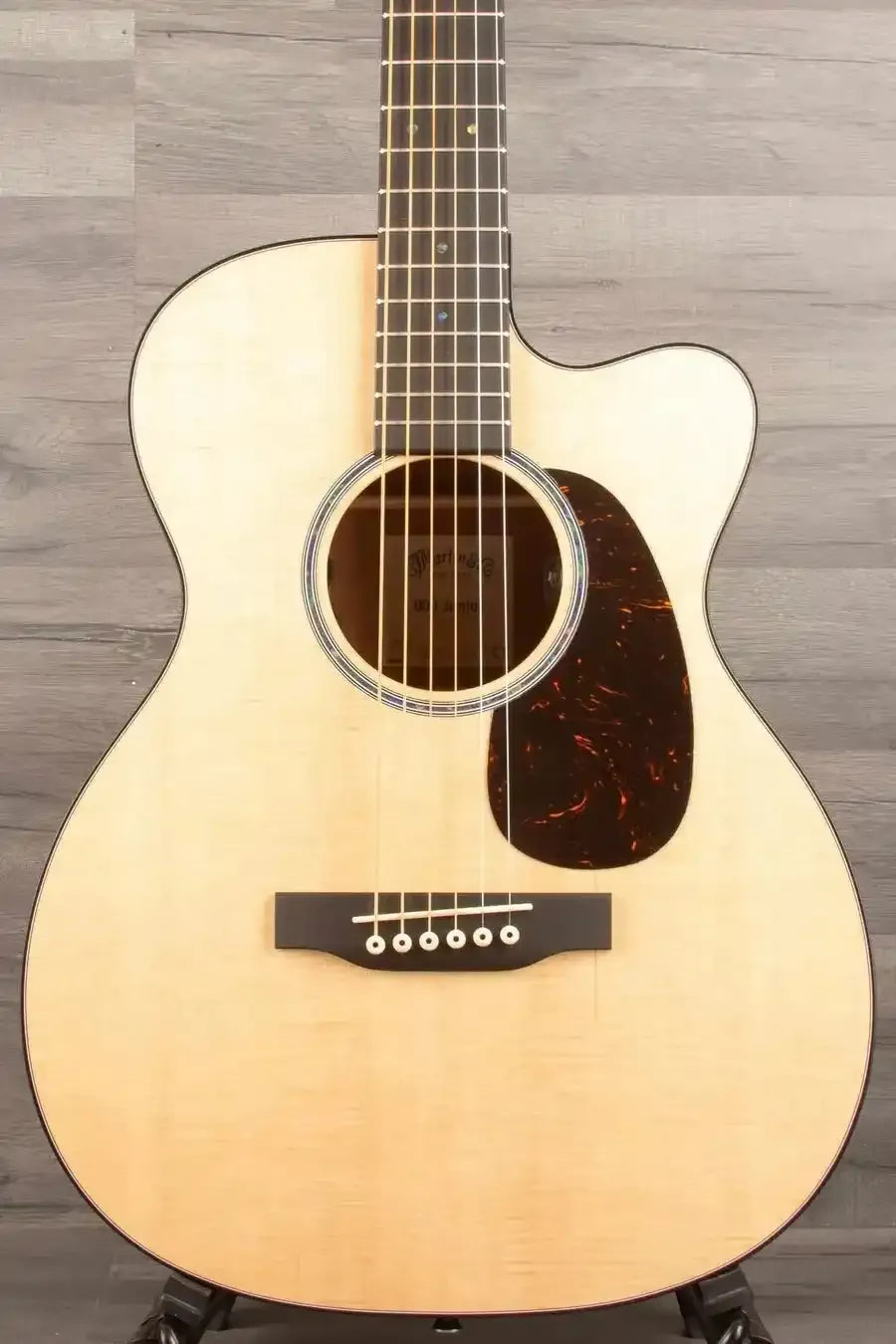 Martin Electro Acoustic Guitar 000CJrE – Exceptional Sound and Craftsmanship