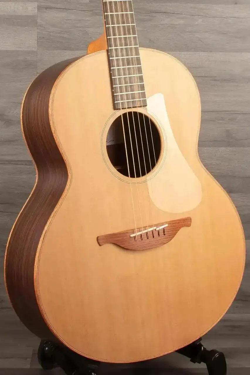 Lowden F-10 Acoustic Guitar Original Series - Premium Sound & Craftsmanship